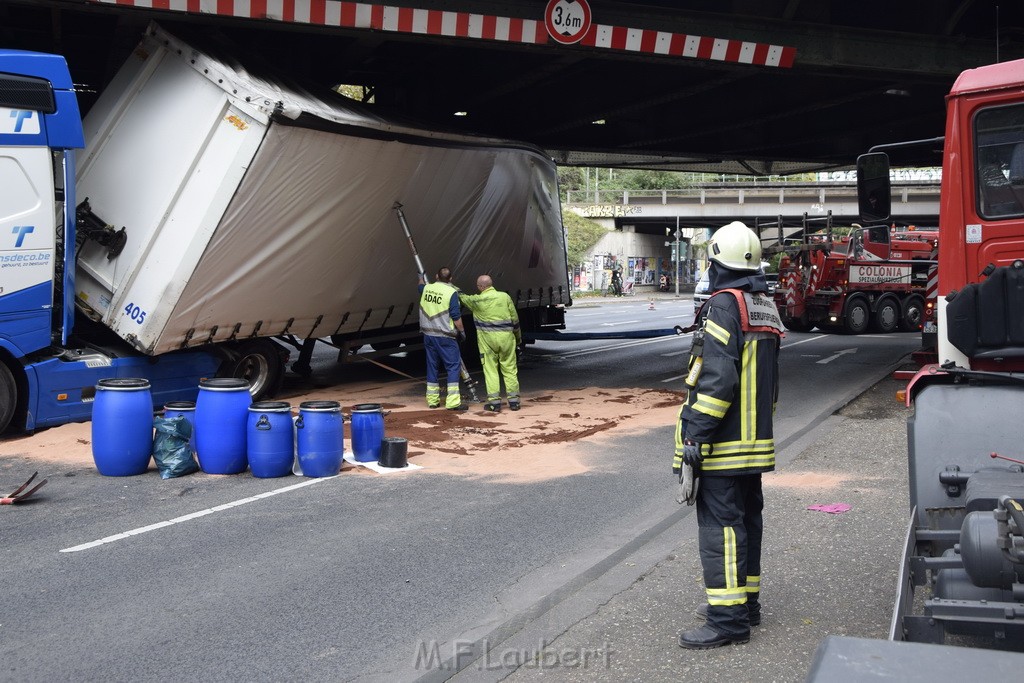 LKW blieb unter Bruecke haengen Koeln Ehrenfeld Innere Kanalstr Hornstr P204.JPG - Miklos Laubert